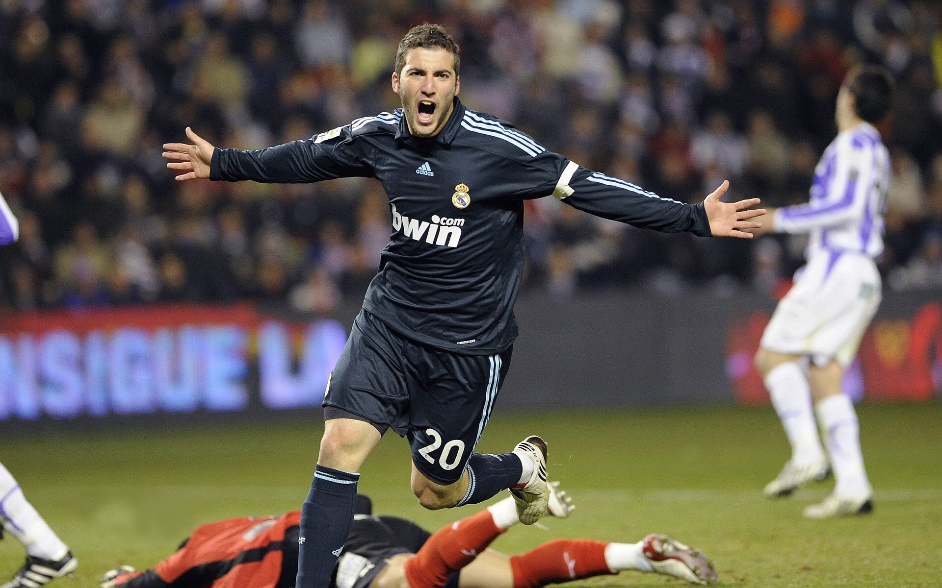 《Valorant年度总决赛，年轻战队逆袭夺冠》，valorant战绩